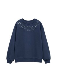 Mornarsko modra sweatshirt s zaobljenim izrezom in dolgimi rokavi; ima dekorativne srebrne žebljičke razporejene v ukrivljenem vzorcu blizu izreza.