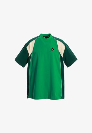 Camisa verde de manga corta con acentos crema. Presenta un cuello redondo y un emblema circular en el pecho. Fabricada con tela suave.