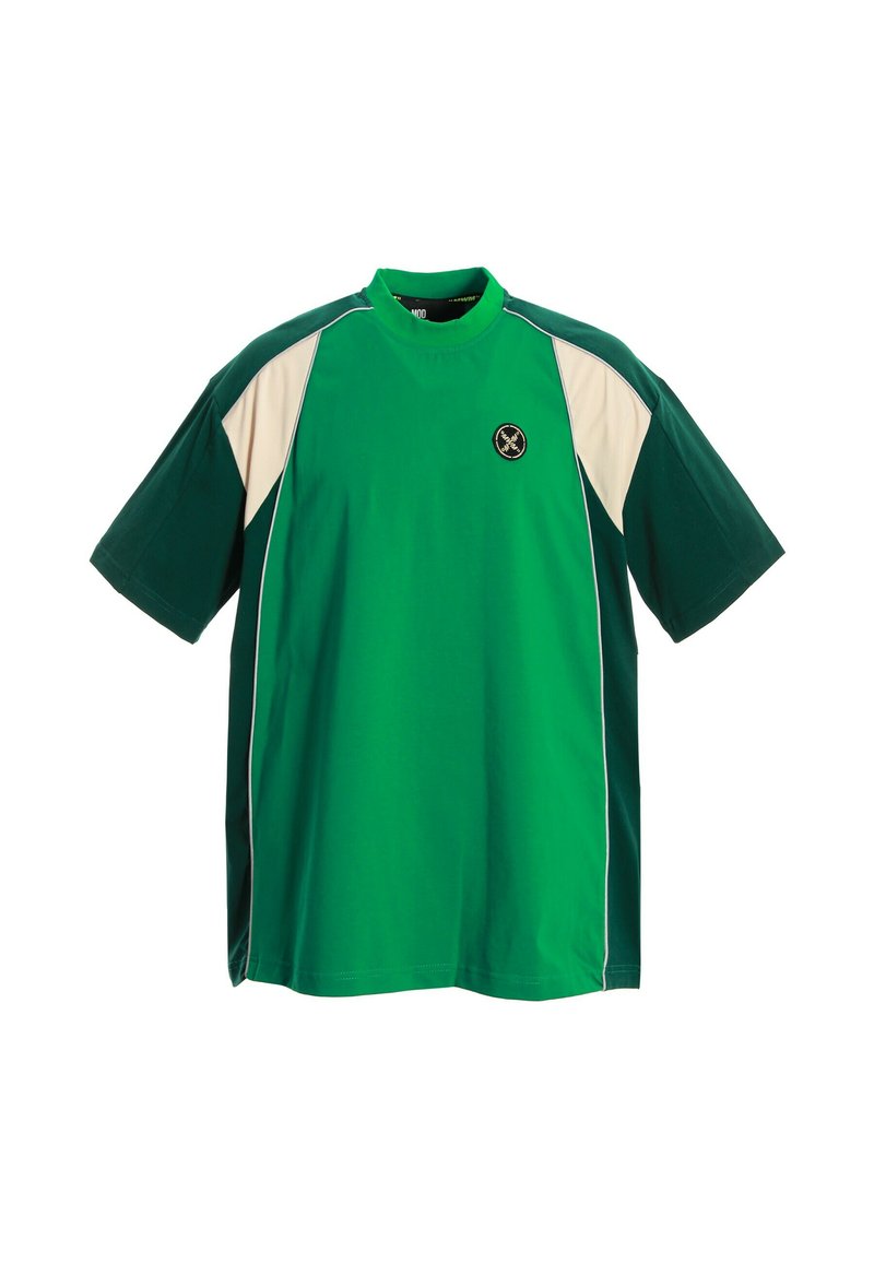 Camisa verde de manga corta con acentos crema. Presenta un cuello redondo y un emblema circular en el pecho. Fabricada con tela suave.