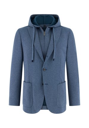 Niebieska, warstwowa marynarka na guziki w połączeniu z bluzą z kapturem na zamek, wyposażoną w sznurki do regulacji i naszywane kieszenie z przodu.