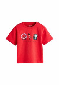 Tricou roșu din bumbac cu mâneci scurte. Prezintă desene grafice jucăușe cu o roată mare, un soldat și un taxi. Textul spune „distracție cu prietenii în oraș.”