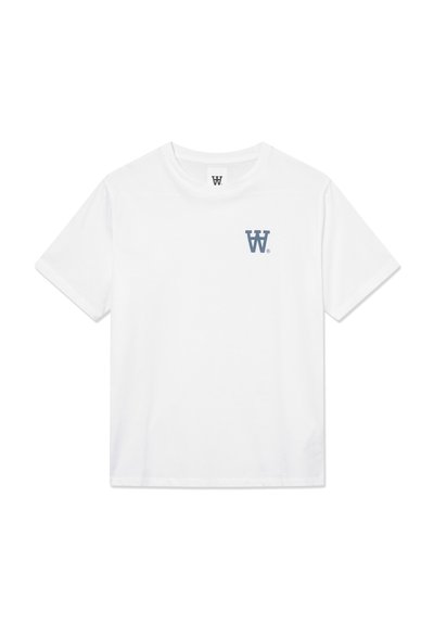 Weißes Baumwoll-T-Shirt mit Rundhalsausschnitt und kurzen Ärmeln. Verfügt über ein kleines blaues Logo auf der linken Brustseite. Lässiges Design, keine Muster.