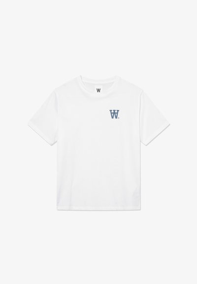 Weißes Baumwoll-T-Shirt mit Rundhalsausschnitt und kurzen Ärmeln. Verfügt über ein kleines blaues Logo auf der linken Brustseite. Lässiges Design, keine Muster.