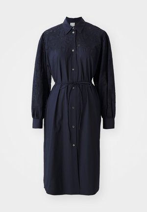 Rochie lungă bleumarin cu mânecă lungă, cu guler, închidere cu nasturi pe față și material brodat texturat pe mâneci, având o curea în talie.