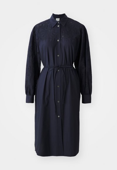 Granatowa sukienka z długimi rękawami, z kołnierzykiem, z zapięciem na guziki z przodu oraz fakturowanym wyszywanym materiałem na rękawach, z paskiem w talii.