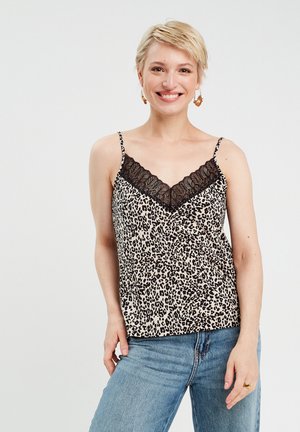 Leopardenprint camisole met een V-hals en zwarte kantafwerking; verstelbare spaghettibandjes; lichtgewicht stof; gedragen met blauwe jeans.