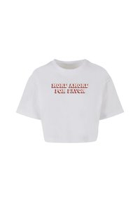 Camiseta blanca corta que presenta el texto "MORE AMORE POR FAVOR" en una fuente retro. Fabricada en suave algodón, con mangas cortas y un escote redondo.