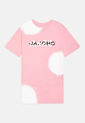 Rosa Baumwoll-T-Shirt mit Rundhalsausschnitt, kurzen Ärmeln und einem weißen Sprühmuster mit schwarzem Text, der "JAYCERS" liest.