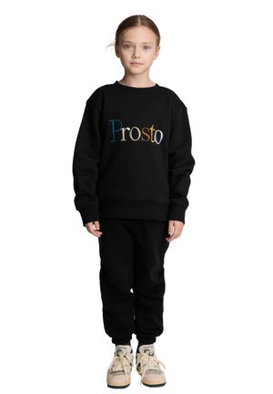 Czarny dres z bluzą i spodami dresowymi. Bluza posiada wielokolorowy haftowany logo "Prosto". W zestawie elastyczne mankiety i luźny krój.