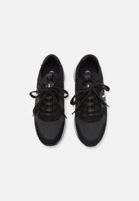 Scarpe da ginnastica nere realizzate con una combinazione di materiali sintetici lisci e suede testurizzato, dotate di lacci neri e branding sulla linguetta.