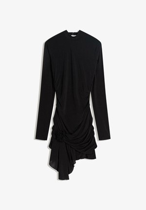 Rochie neagră cu mâneci lungi, asimetrică, cu guler înalt, detalii din țesătură plisată și o aplicație florală pe partea inferioară drapată.