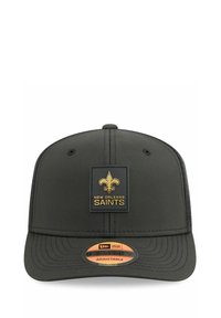 Schwarze verstellbare Kappe mit einer strukturierten Vorderseite, ausgestattet mit einem goldenen und schwarzen Logo-Patch der New Orleans Saints und einem strukturierten Schirm.