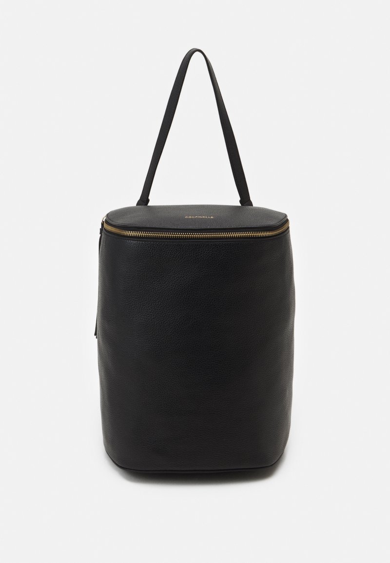 Sac seau en cuir noir avec une fermeture éclair dorée en haut et une bandoulière simple sur fond blanc.