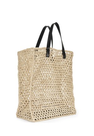 Beige gewebte Tragetasche mit offenem Häkelmuster, schwarzen Schulterriemen und einem "French Connection"-Etikett vorne.