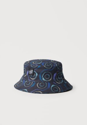 Marineblå bøttehatt med blå og grå sirkulære mønstre og en liten rektangulær svart-hvitt Santa Cruz-logo på forsiden.