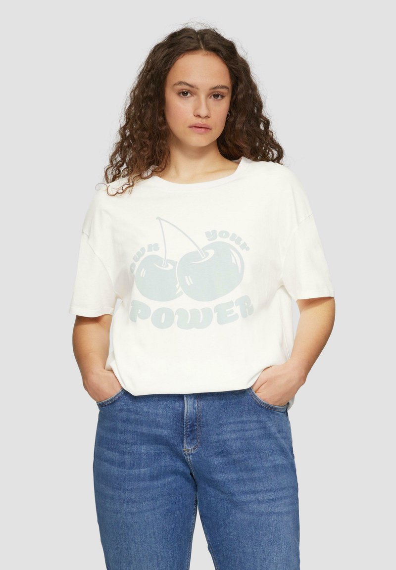 Biała bawełniana koszulka z graphicem dwóch wiśni i napisem "przyjmij swoją moc". Luźny krój, krótkie rękawy i okrągły dekolt.