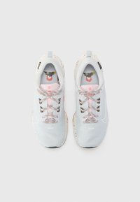 Paire de baskets de sport bleu clair avec des accents roses, semelles blanches mouchetées, lacets à motifs et dessins floraux sur les semelles intérieures, vue de dessus.