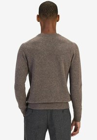 Brunstickad tröja med rund halsringning, ribbade mudd och nederkant. Mjuk textur; figursydd form med minimala designdetaljer.