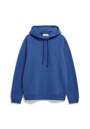 Blauwe hoodie van zacht materiaal, met een voorzak in kangoeroestijl, een verstelbare trekkoordkap en minimale branding op de borst.