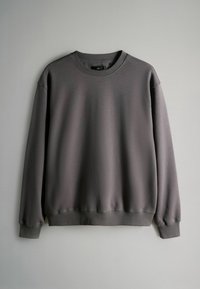 Pelēks džemperis ar apaļu kakla izgriezumu, mīksts audums, ribotām piedurknēm un apakšmalu, ar brīvu piegriezumu un minimālistisku dizainu.