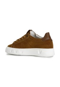 Sneaker in suede marrone con suola in gomma bianca, caratterizzata da punta rotonda, lacci tono su tono e dettagli in pelle marrone a contrasto sul tallone e sugli occhielli.