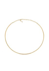 Guldtonet choker halskæde med et glat, buet design og en sammenkoblet kæde for justerbar længde og en sikker klipslukning.