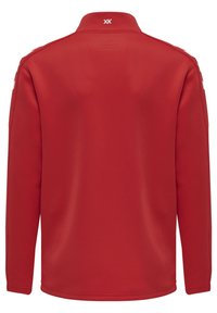 Maglia rossa a maniche lunghe realizzata in tessuto liscio con colletto alto, presentante dettagli bianchi sulle spalle e un logo sulla parte posteriore del colletto.