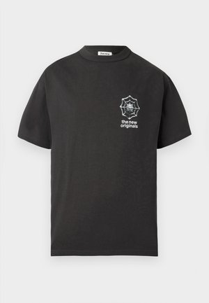 T-shirt de algodão preto com gola redonda e mangas curtas. Apresenta um gráfico de teia de aranha branca no lado esquerdo do peito. Design simples e casual.