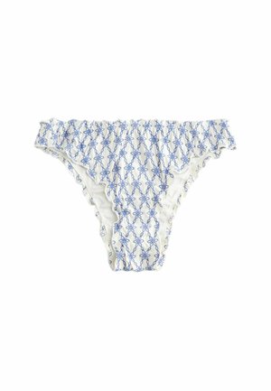 Hvid bikiniunderdel med blåt broderet mønster, flæser langs kanten og en mellemhøj design. Blødt stof med glat tekstur.
