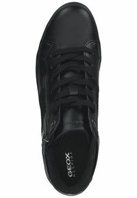Zapatilla negra de cuero con un acabado suave, cordones planos, cremallera lateral, plantilla acolchada y agujeros de ventilación en el lateral. Modelo Geox Respira.