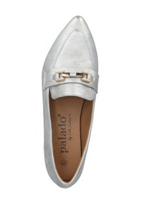 Scarpa piatta in pelle argento con punta affilata, dotata di una cintura davanti accentuata da piccoli accessori dorati e una soletta beige.