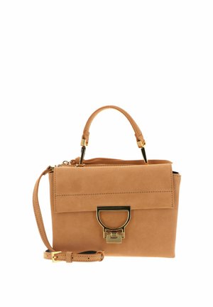 Sac à main en daim beige avec poignée supérieure, bandoulière amovible et fermoir rectangulaire doré sur le rabat avant.