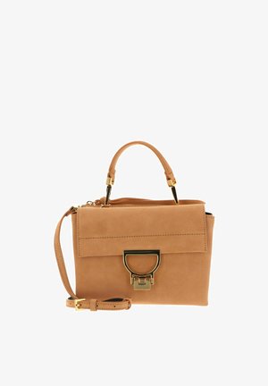 Sac à main en daim beige avec poignée supérieure, bandoulière amovible et fermoir rectangulaire doré sur le rabat avant.
