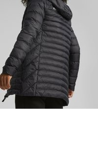 Chaqueta de abrigo negra tipo puffer con costuras horizontales, capucha y un bolsillo lateral con cremallera. Textura suave y ligera. Cuenta con un dobladillo ajustable.