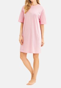 Rosa bomullsnattklänning med korta ärmar, rundad halsringning och avslappnad passform, med en mjuk yta och knälång design.