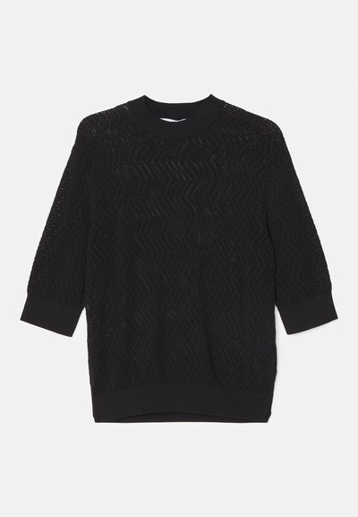 Pull en tricot noir présentant un motif zigzag texturé, un col rond et des manches trois-quarts avec des poignets côtelés.