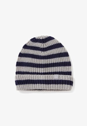 Pletená čepice s šedými a námořnickými modrými vodorovnými pruhy, se sklopeným lemem a malou logovou nálepkou na boku.