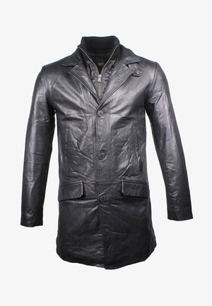 Manteau en cuir noir avec un col incrusté, des boutons double boutonnage, deux poches avant et une finition texturée avec une doublure zippée.