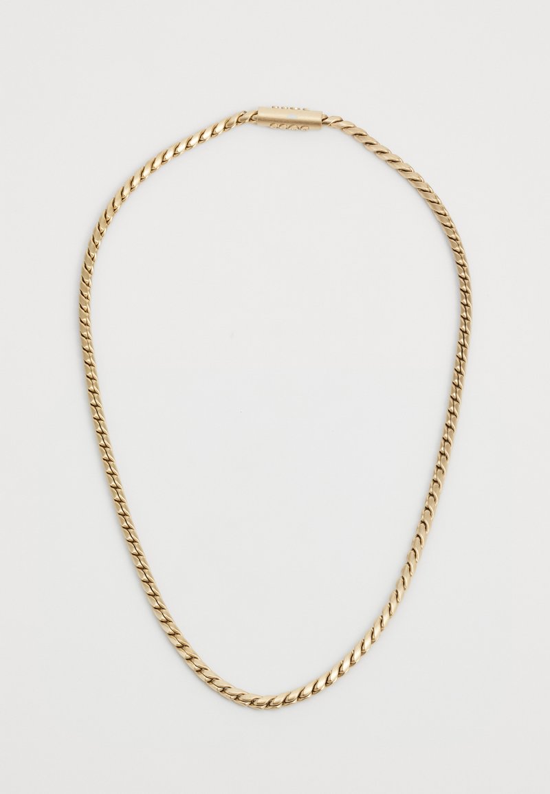 Colar de metal dourado com um design torcido, textura suave e fecho seguro, apresentando uma forma de corrente contínua.