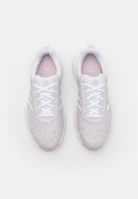 Ljust rosa träningsskor med en texturerad ovandel, vita snören och subtila mönsterdetaljer. Dämpad sula och logotyp på tungan.