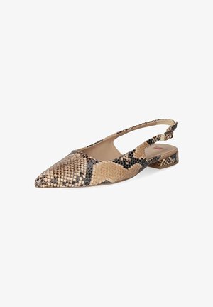 Płaska czółenka typu slingback z szpiczastym noskiem, brązowo-czarnym wzorem skóry węża, niskim obcasem oraz regulowanym paskiem ze złotą sprzączką.