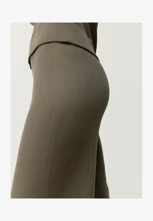 Vestido acanalado de color verde oliva con una silueta ajustada, hecho de un material elástico. Presenta un escote drapeado y un diseño sin costuras.