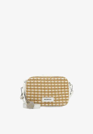 Petit sac bandoulière rectangulaire avec garniture en cuir blanc et devant en paille tressée beige, doté d'une étiquette de marque argentée et d'une bandoulière amovible.