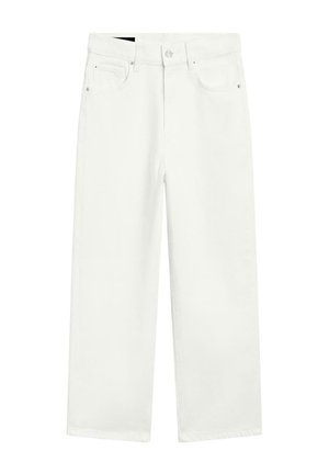 Jean blanc à jambes droites avec bouton et fermeture éclair à l'avant, passants pour ceinture et design à cinq poches, présenté à plat sur un fond blanc.