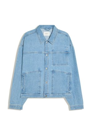 Hellblaue Jeansjacke mit langen Ärmeln, Knopfverschluss, drei Vorderentaschen und spitzem Kragen.