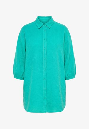 Chemise longue boutonnée bleu sarcelle avec manches bouffantes 3/4 et col pointu, en tissu léger texturé.