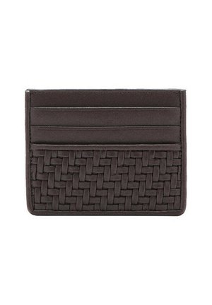 Porte-cartes en cuir marron foncé avec trois emplacements pour cartes et un panneau texturé tissé sur la moitié inférieure.