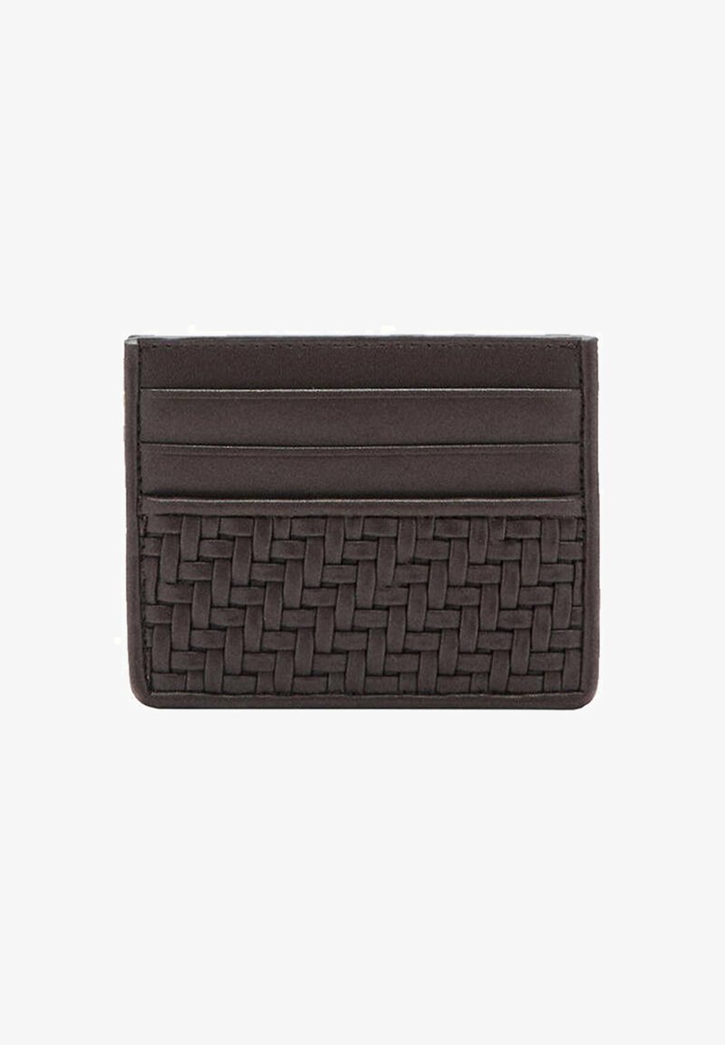 Porte-cartes en cuir marron foncé avec trois emplacements pour cartes et un panneau texturé tissé sur la moitié inférieure.