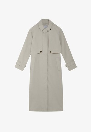 Trench-coat long beige avec rabat-tempête boutonné, col, brides aux poignets et poches latérales, présenté sur fond blanc.