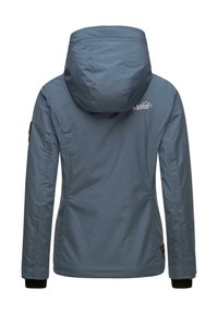 Atsparus vandeniui mėlynas švarkas su nuimamu gobtuvu, elastinėmis rankogaliais ir logotipo detale viršutinėje nugaros dalyje. Lygus paviršius ir prigludęs dizainas.